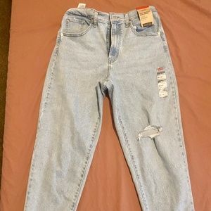 New With Tags Levi’s High Waisted Mom Jeans size 30 x 27